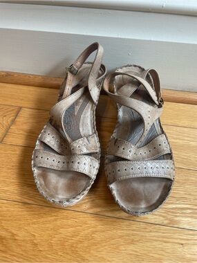 Ariat Tan Leather Cross-Strap Stud Sandals Sz 10